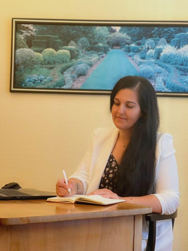 Farca Alkan in ihrer Praxis