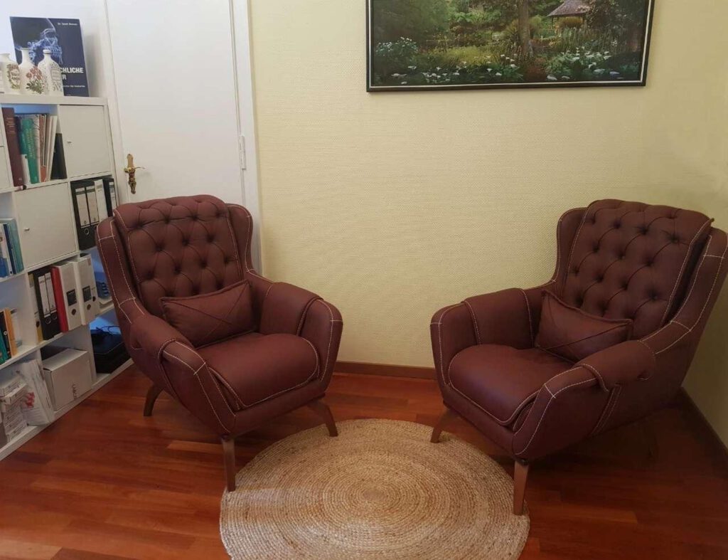 Zwei Sessel im Beratungsraum